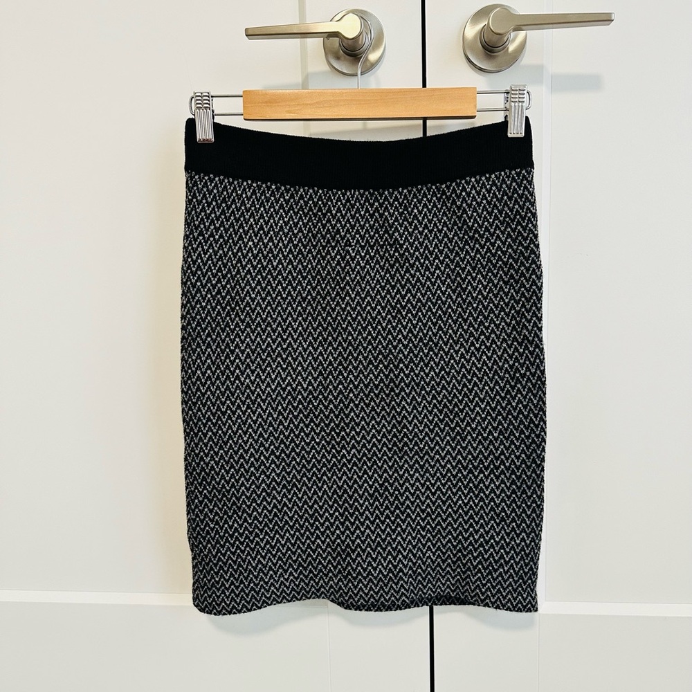 Lord and Taylor 100% merino wool mini skirt in great condition Size XS
